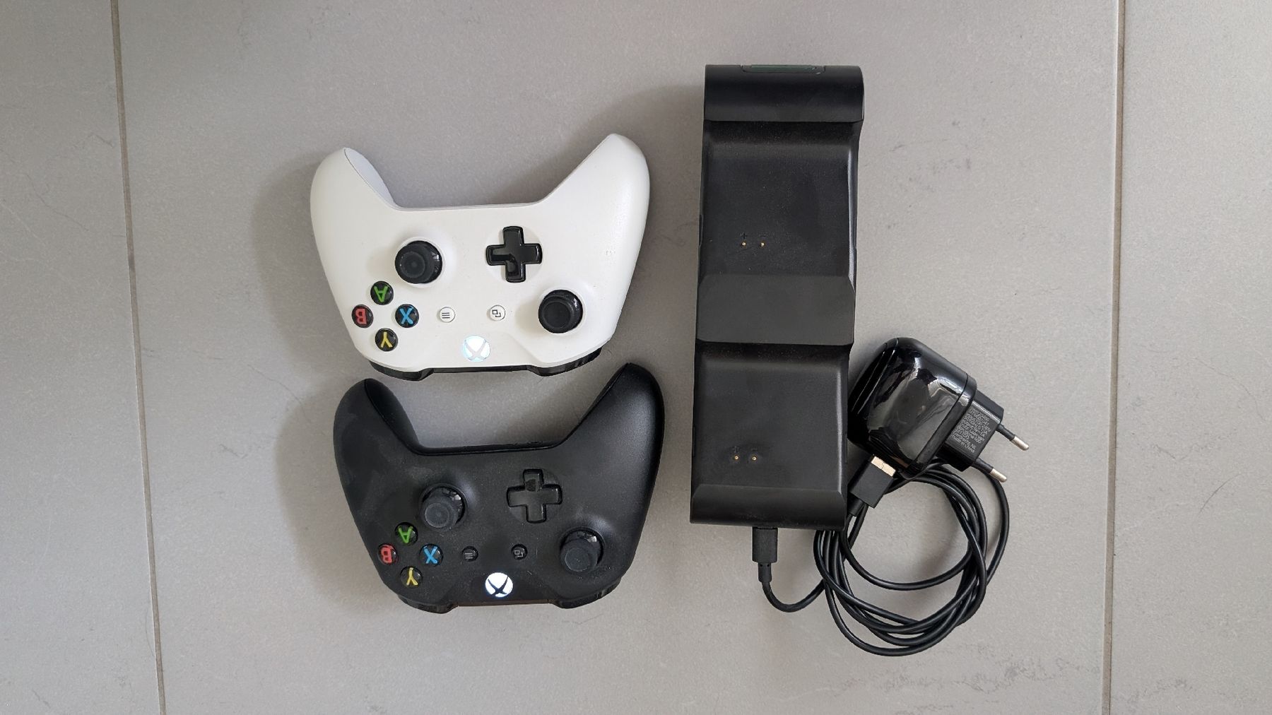 Microsoft Console: Microsoft Xbox One S Konsole mit 2 Controller und 3 Spielen – Usato da Wiesendangen venduto da suguss13 2