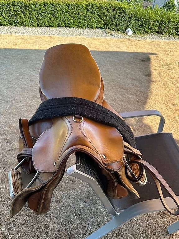 Selles, accessoires: Selle d’équitation – D'occasion à Courgevaux par ben_dyc9 2