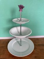 Etagere mit Markenporzellan und  Porzellanrose
