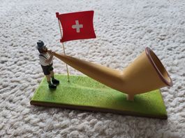 Schweizer Alphornbläser Deko mit Fähnchen und Sockel