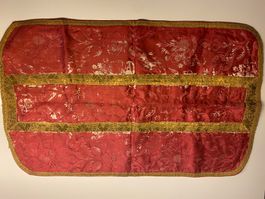 sehr seltenes rosa Kaselfragment mit Goldbordüren / Damast
