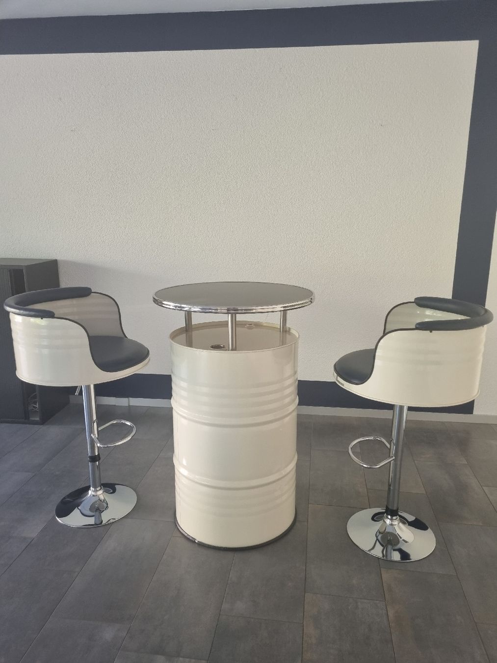 Tische: Stehtisch mit zwei Barstühle (ecru) – Gebraucht aus Abtwil SG von danikari
