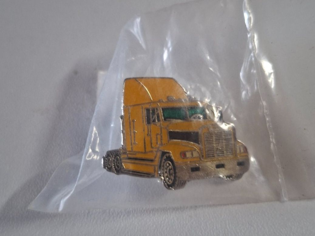 Placchette & Badge: Gelber Lastwagen Pin – Nuovo e nell'imballaggio originale da Erlinsbach venduto da pfunky