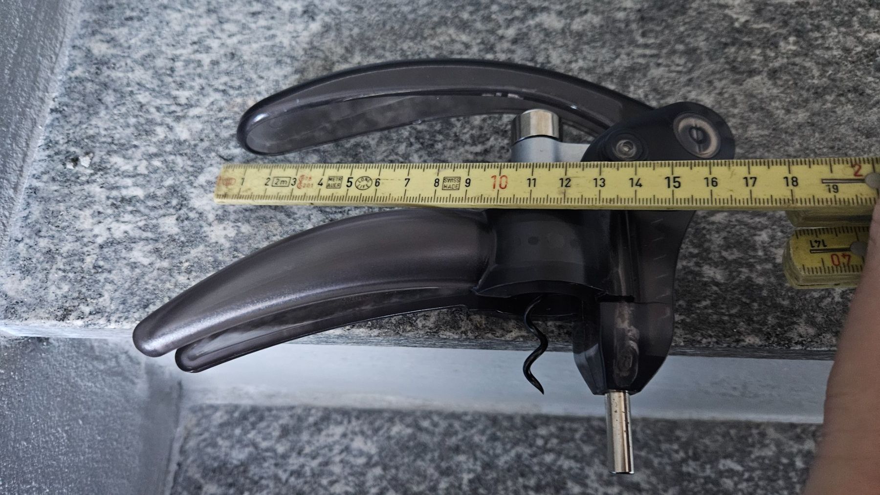 Apribottiglie & Tappi per chiusura: Cavatappi in plastica e metallo Visana – Usato da Melano venduto da H-Sara 2