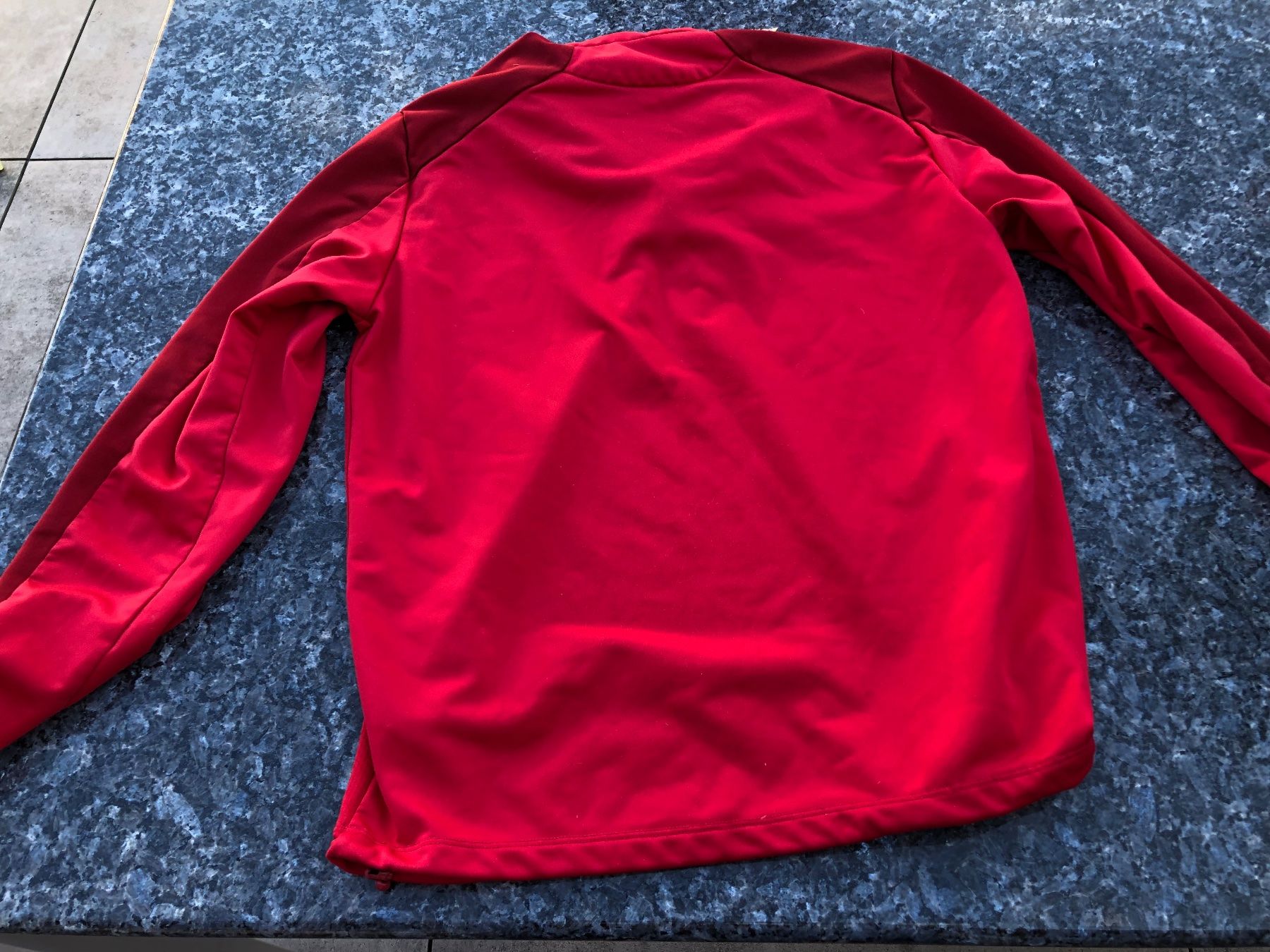 Pullover & Sweatshirts: Trainings Pullover FC Thun Grösse M absolut Neu – Gebraucht aus Herzogenbuchsee von Feltre. 3