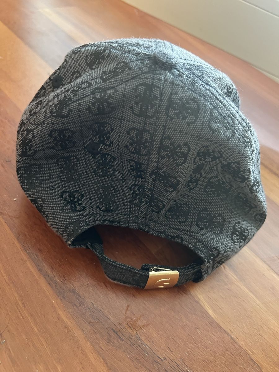 Altro in  Abbigliamento & Accessori: Guess Cap Basecap grau – Usato da Nürensdorf venduto da Enodias 2