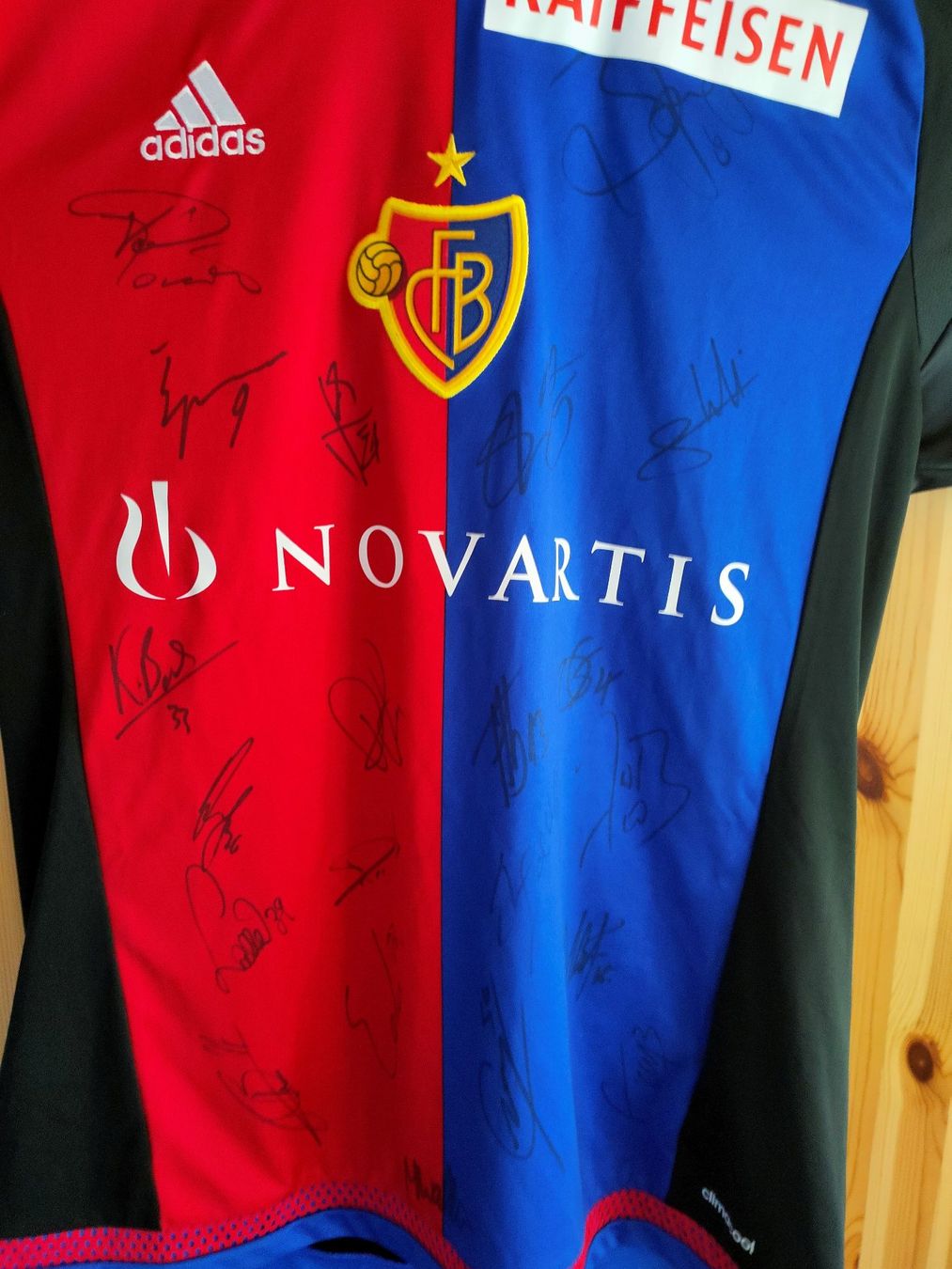 FC Basel Canottiere & Pantaloni: FC Basel Trikot mit Autogrammen – Usato da Leuk Stadt venduto da M56c0n