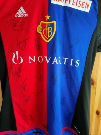 FC Basel Trikot mit Autogrammen