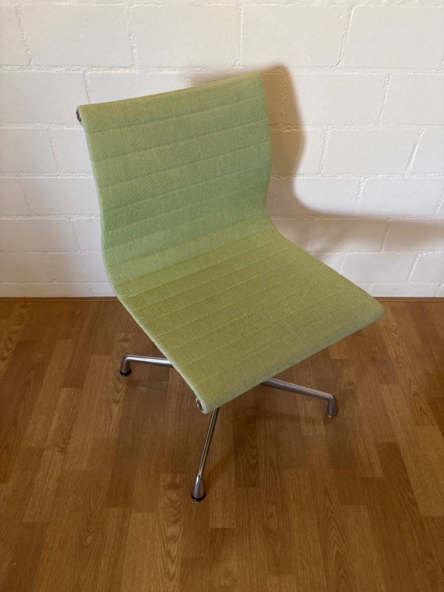 Vitra Sedie: Vita Eames Alu Chair hellgrün  – Usato da Basel venduto da magnummarine