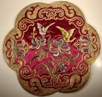 Napperon vintage chinois soie brodé, motif floral papillons