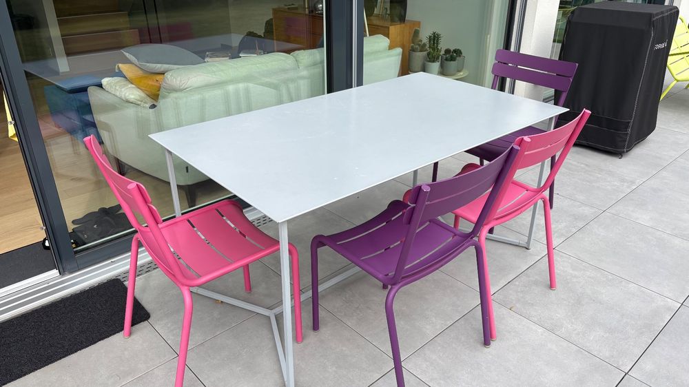 Table de jardin en métal gris, bon état, design épuré (Gebraucht) in ...
