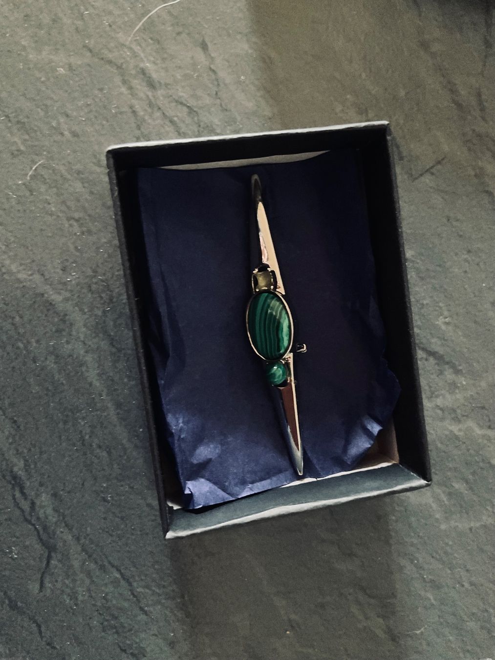 Spille & Fermagli: Sublime broche avec véritable pierre verte MALACHITE – Nuovo (secondo la descrizione) da Genève venduto da Mazelyne 1