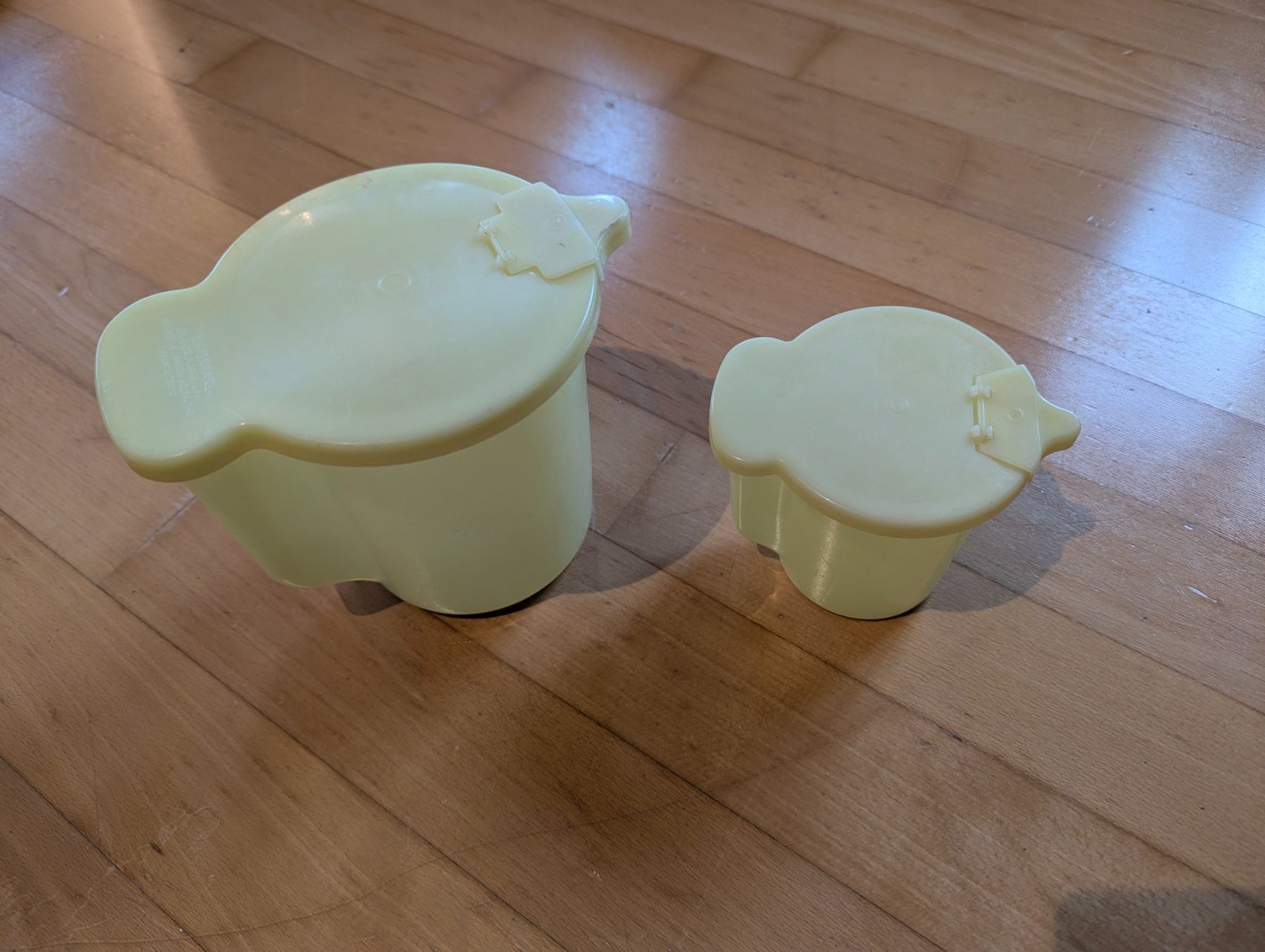 Tupperware Contenitori & Simili: Vintage Tupperware Milchausschenker, gross+klein, gelb – Usato da Unterengstringen venduto da Olifant4
