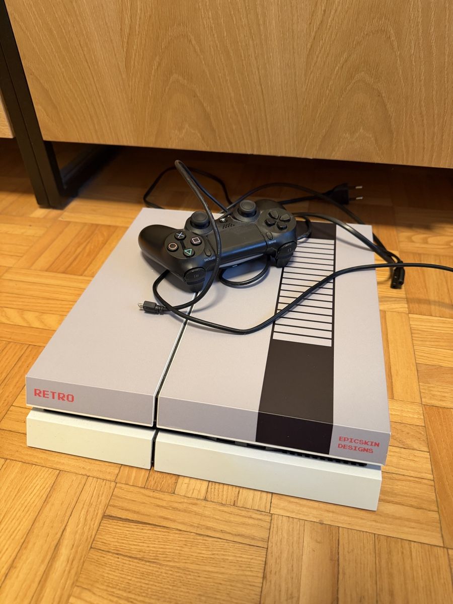 Sony Console: PlayStation 4 Retro Design Konsole mit Controller guter Zust – Usato da St. Gallen venduto da ram_xd65 1