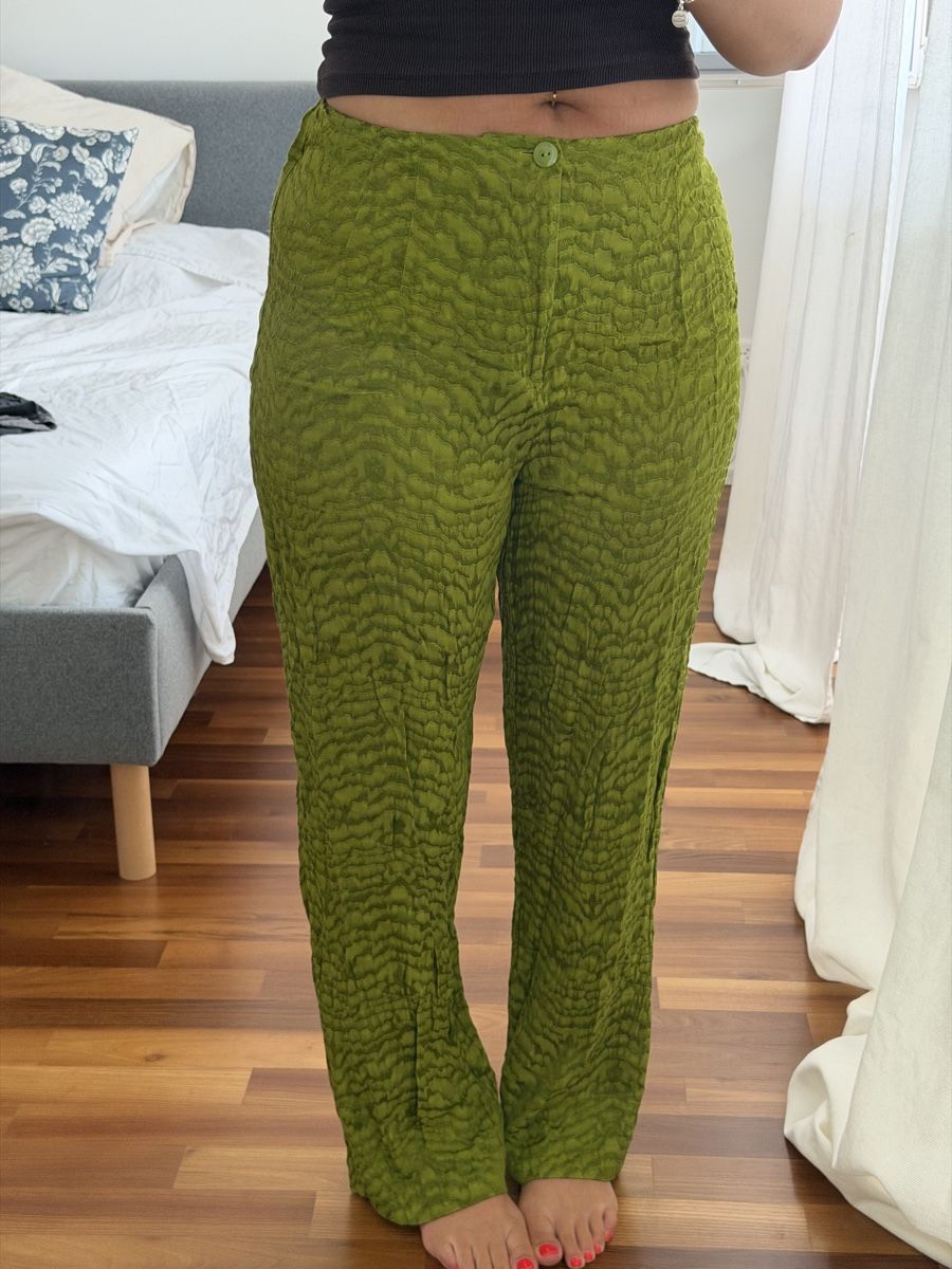 H&M Pantaloni: Pantalon vert texturé taille M – Usato da Zürich venduto da liiinnnddaa