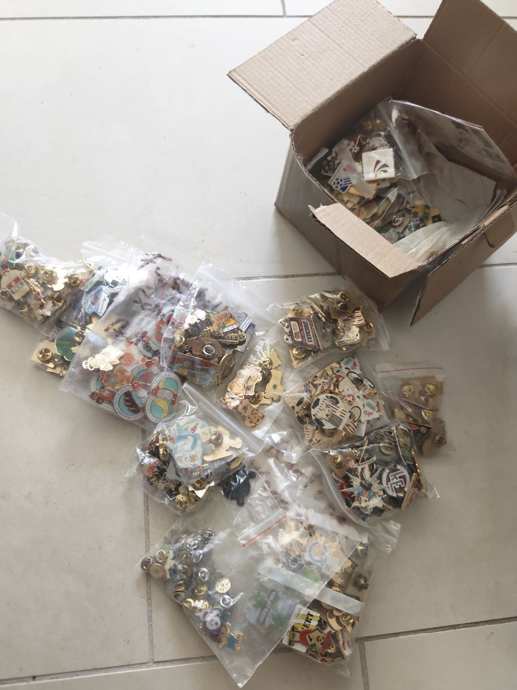 Placchette & Badge: Grosse Pin/Anstecknadel Sammlung – Usato da Seengen venduto da Highbornhorizon 9