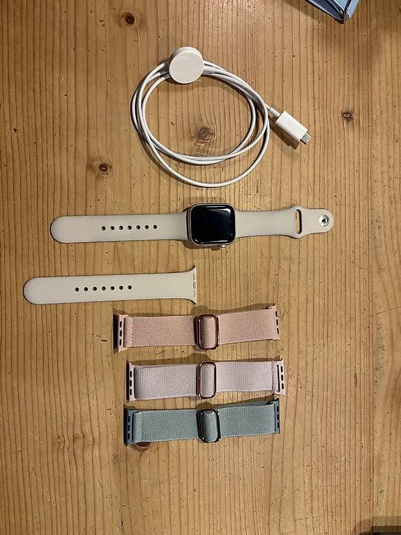 Smartwatch: Apple Watch SE (GPS) (2.Generation) – Usato da Muhen venduto da nelxley