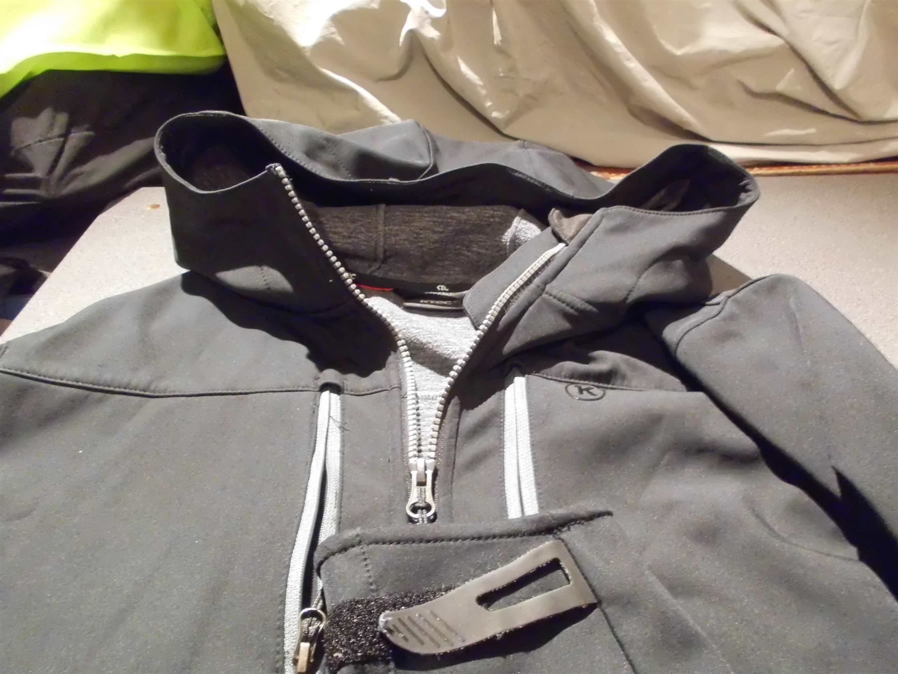 Vestes: Jacke Grösse XL, KTec, schwarz, mit Kapu – D'occasion à Zürich par Motzkuh 1