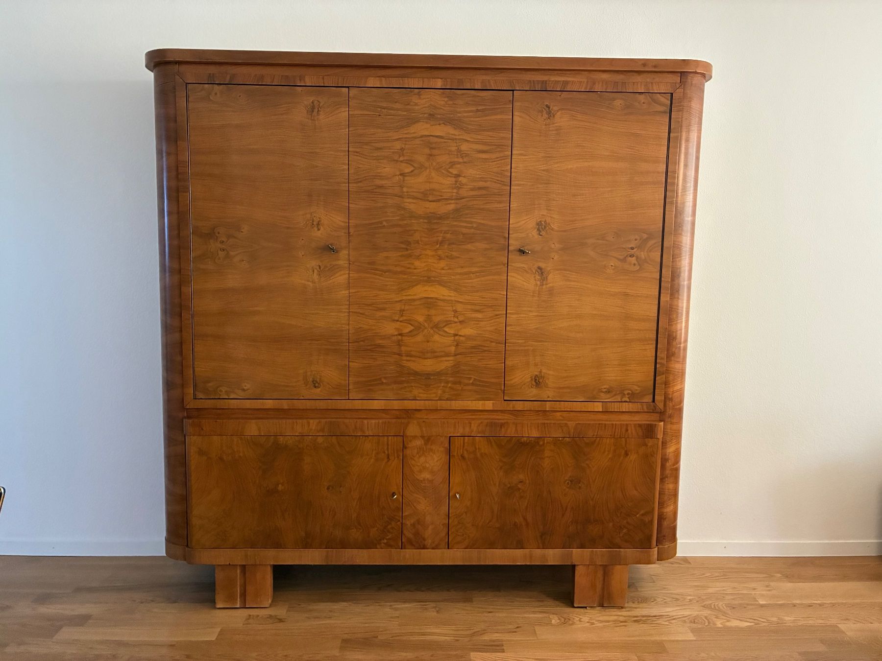 Armoires: Buffetschrank Nussbaum furniert – D'occasion à Zürich par ZH-OERLIKON