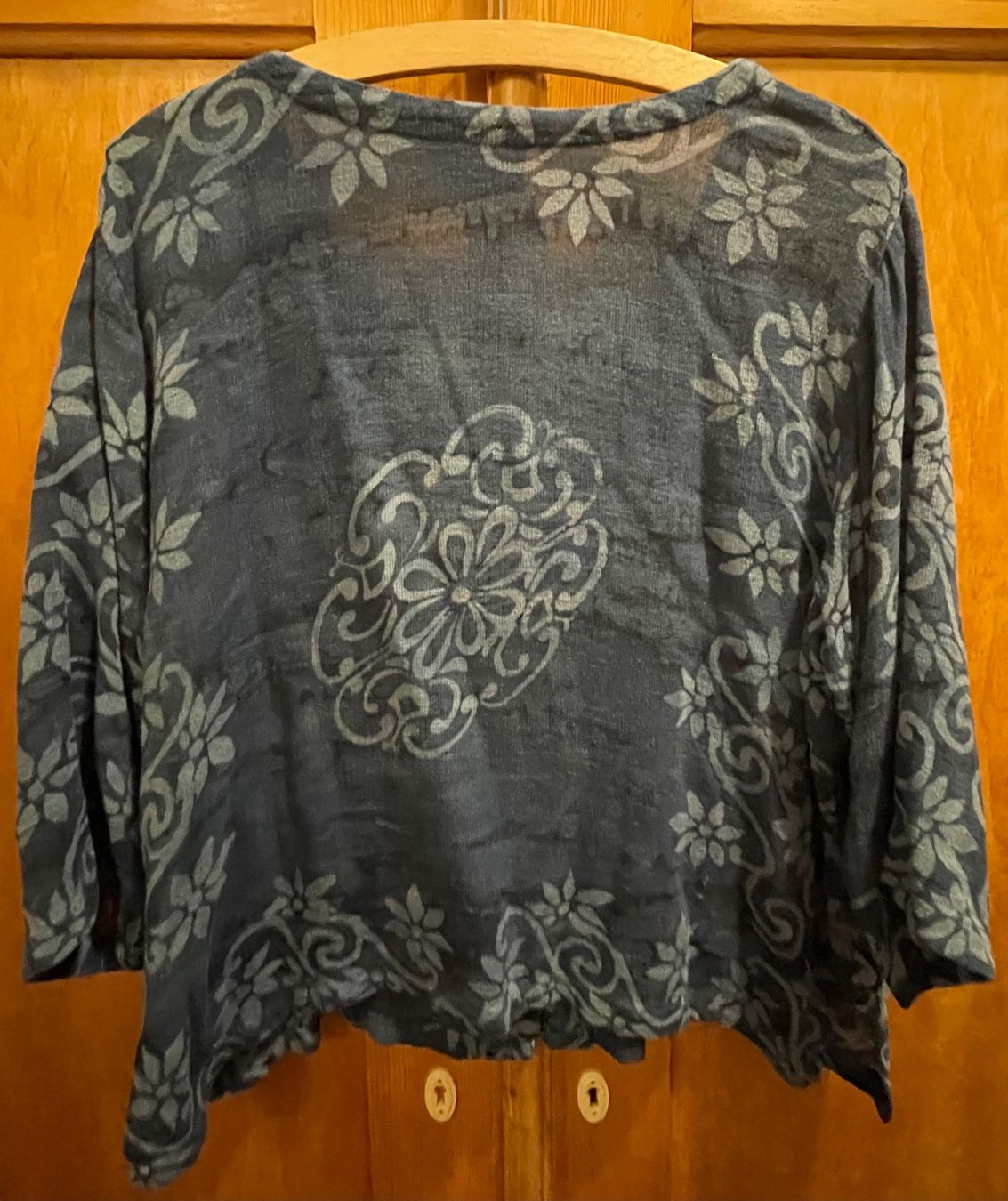 Blusen: Bluse von DIVA, Grösse 42/44, dunkelblau mit Blumenmuster – Gebraucht aus Uster von jelk 2