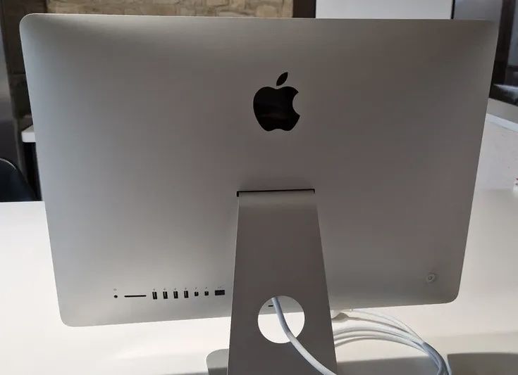Apple PC: iMac 21.5" mi 2014 i5 1.4Ghz – Usato da Frinvillier venduto da kev_qmn6 2