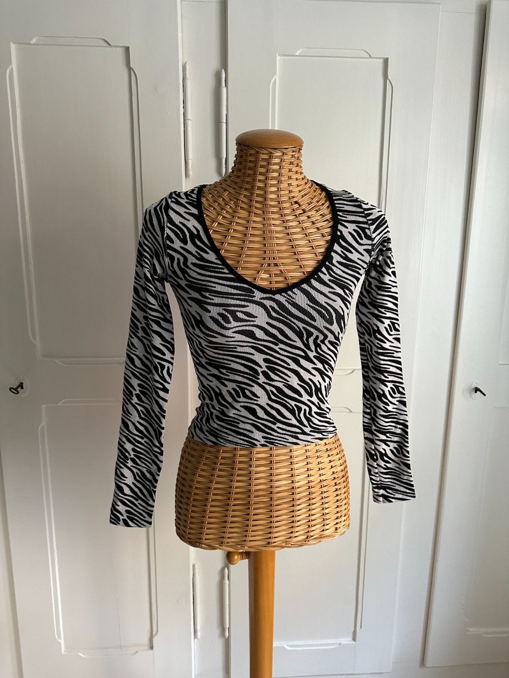 Stradivarius T-Shirts: STRADIVARIUS - Zebra Langarmshirt XS – Gebraucht aus Zürich von Diazaio
