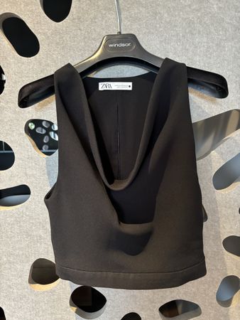 Ärmelloses schwarzes Crop-Top Gr. 34 ZARA