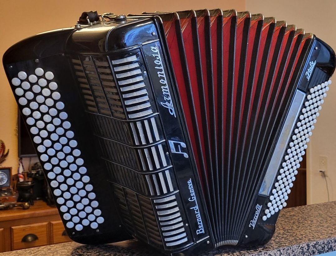 Strumenti musicali: Accordéon  vercelli 4 voix à gradin – Usato da Penthalaz venduto da EvandroLuz 1