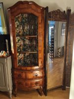 wunderschöne, restaurierte, innen dekorierte Eckvitrine 