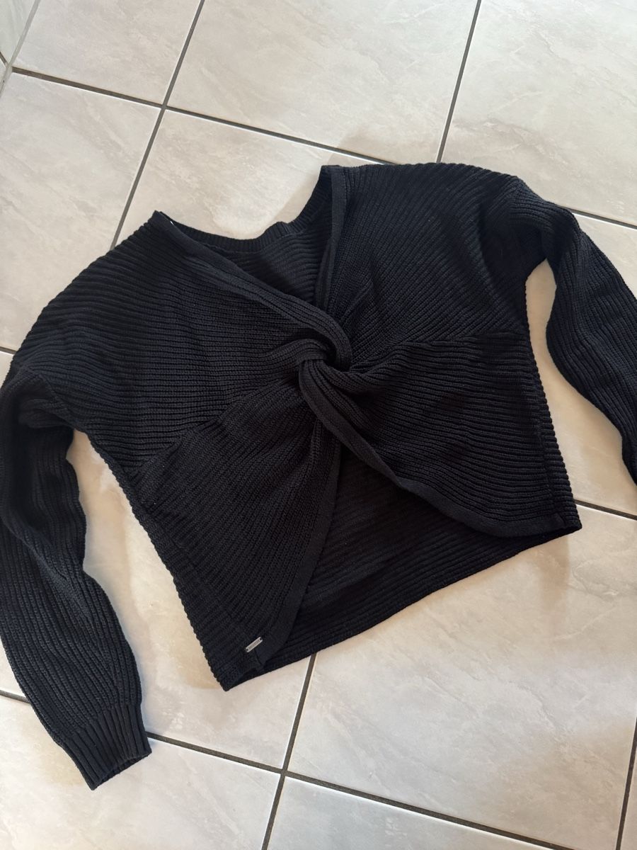 Hollister Pullover & Sweatshirts: Schwarzer Hollister Pullover Grösse M mit Knoten – Gebraucht aus Hergiswil NW von kaufe_at_kaufmann
