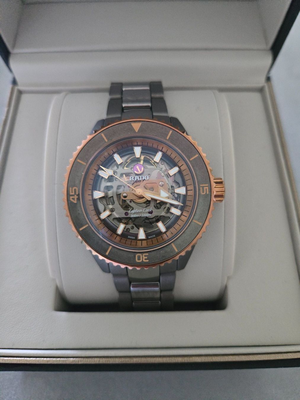 Rado Montres: Captain Cook High-Tech Ceramic Skeleton – Neuf (Voir description) à Chabrey par Horology
