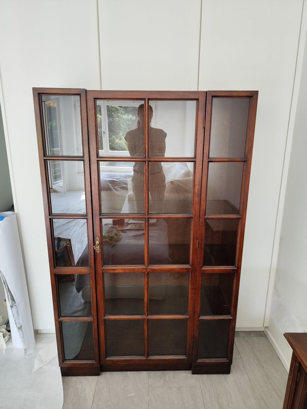 Vitrinen: Original Selva - Grosse Holzvitrine mit Tablaren aus Glas – Gebraucht aus Kloten von Swissisland 1