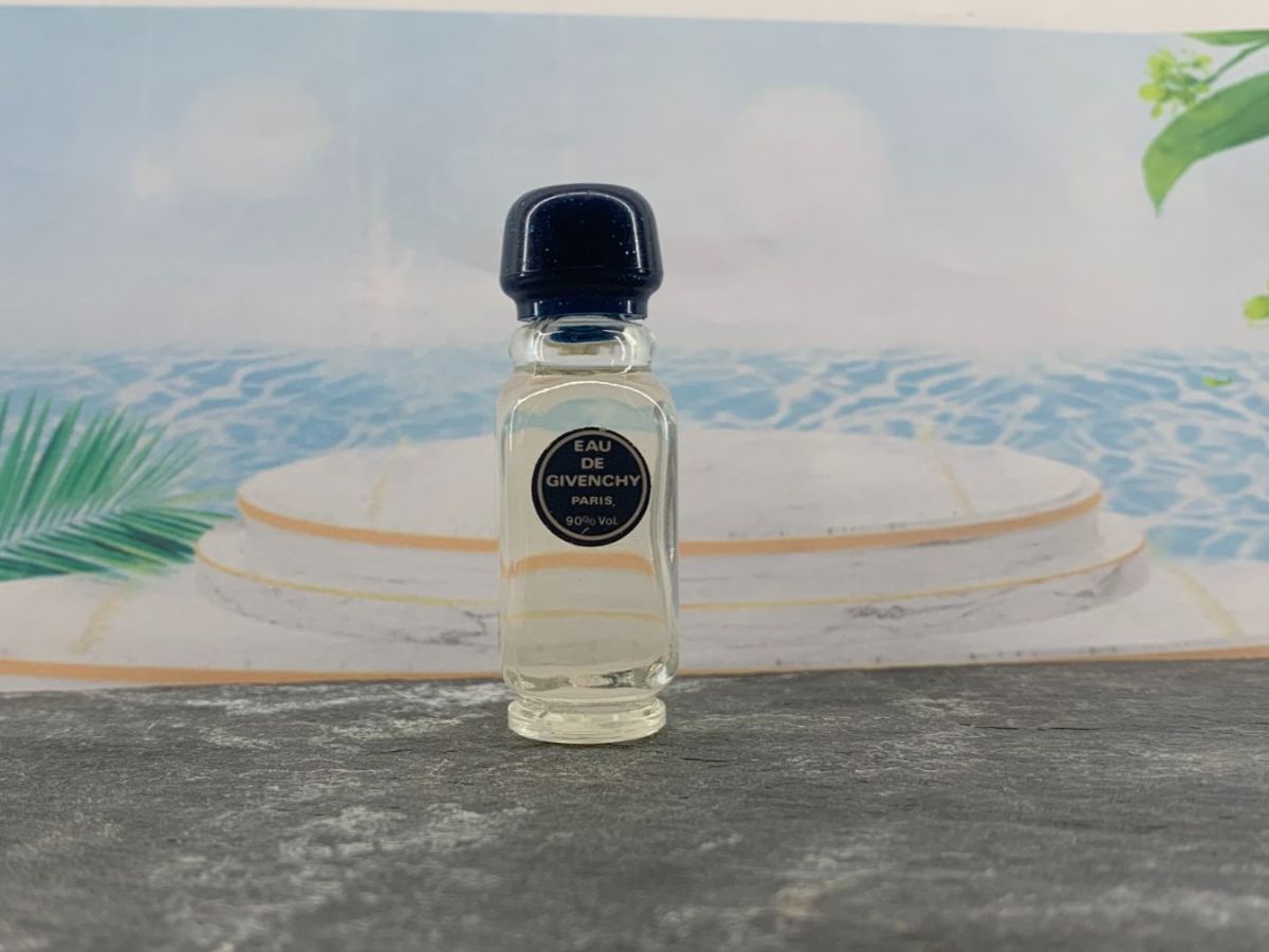 Givenchy Profumi & Eau de Toilette: Parfum miniature - GIVENCHY - Eau de Givenchy edt 4 ml – Usato da Bière venduto da mimisissi