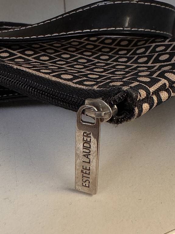 Borse da donna: Estée Lauder black handbag with interior separate pochette – Usato da Melide venduto da cla_g5fs 2