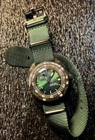 DOXA SUB 300 Carbon Sea Emerald COSC – Fullset 2025