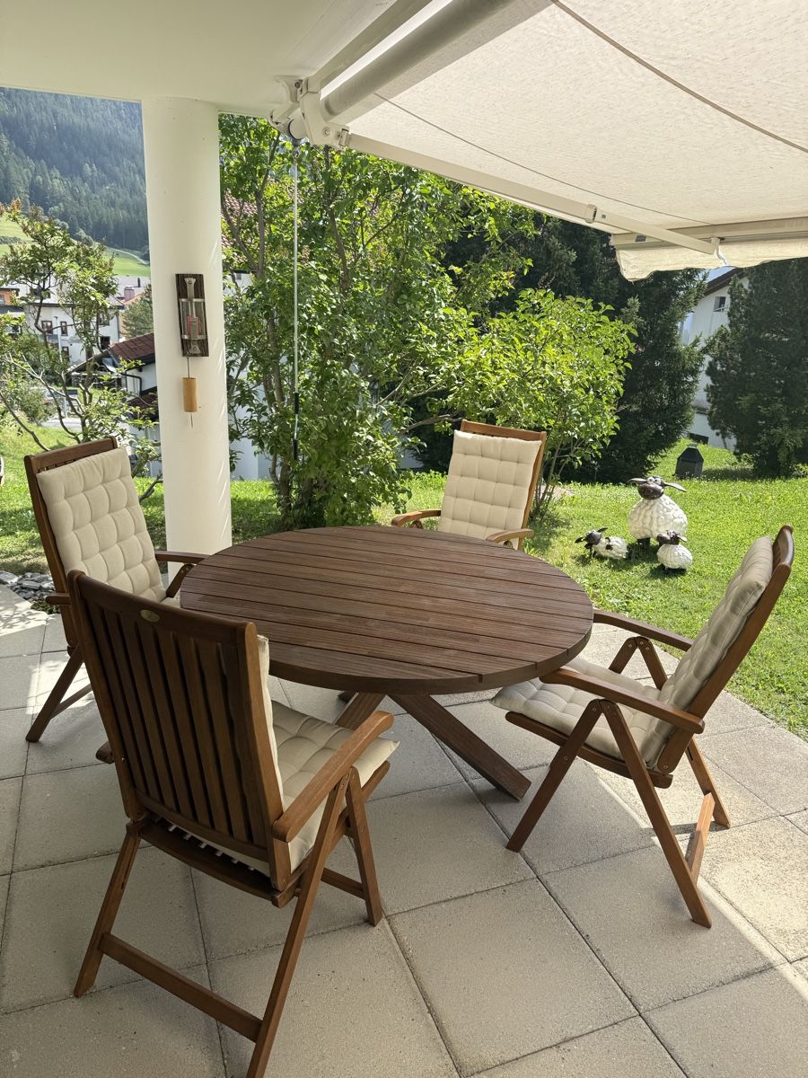 Tischset: Gartentisch mit vier Klappstühlen – Gebraucht aus Effretikon von dehli95 1
