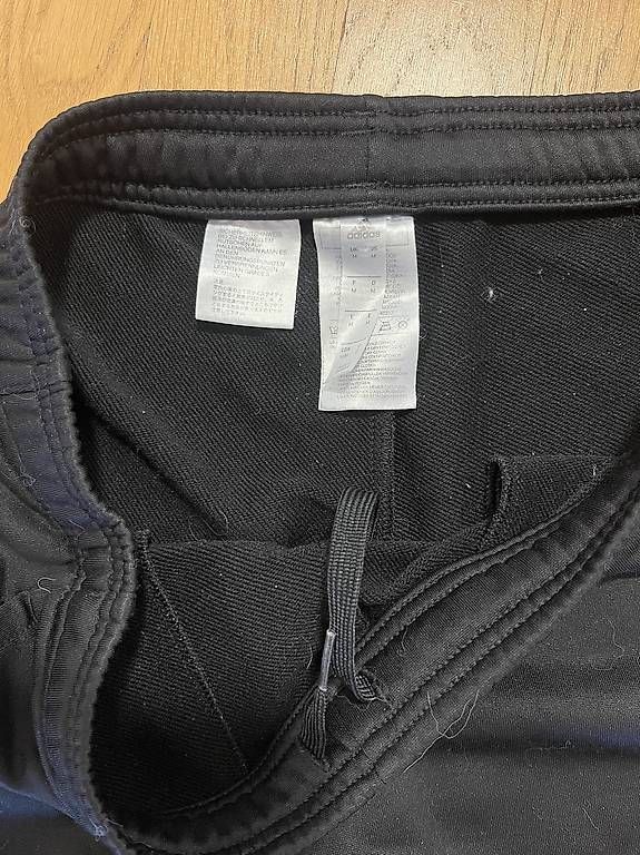 Pantaloni: Schwarze Sporthose / Jogginghose von Adidas  – Usato da Klingnau venduto da sop_jj59 1
