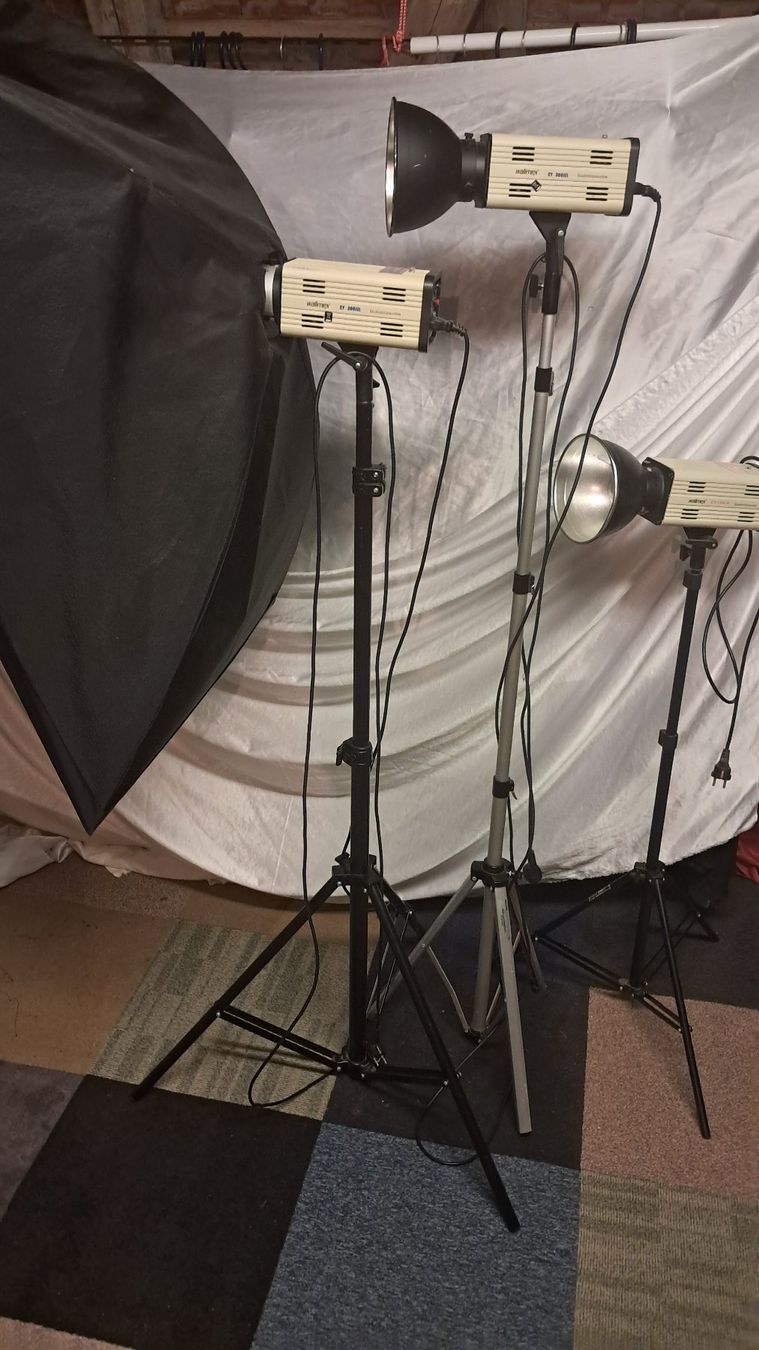 Walimex Flash: Walimex 3 Studioblitzleuchten und Softbox groß und Stative – Usato da Uerikon venduto da Jeanne04