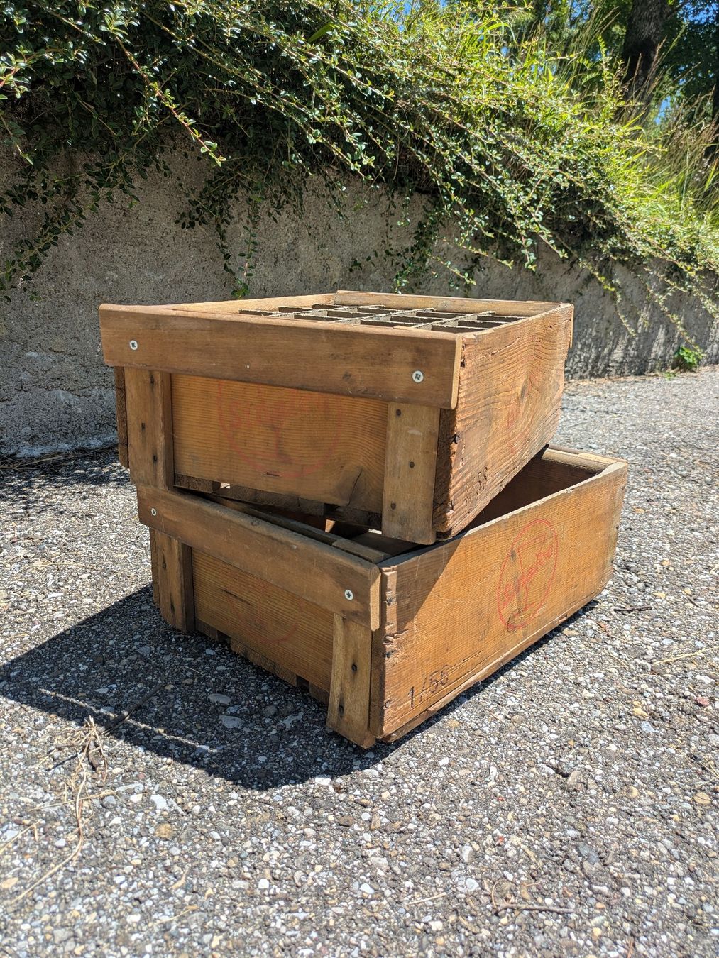 Casse di trasporto: 2 alte Sinalco Holz-Flaschenharassen – Usato da Zell ZH venduto da Bytjie 1