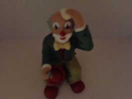 Gilde Clown Original Sonnyboy sitzend mit Schachtel Hut rot