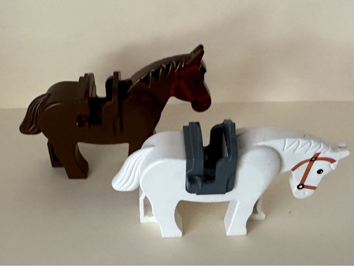 Lego Spielzeuge: 2 Lego Pferde braun & weiss mit Sattel – Gebraucht aus Rheinfelden von zim_2hqc