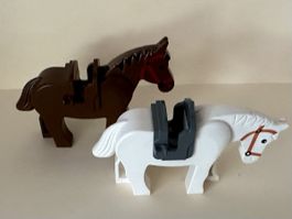 2 Lego Pferde braun & weiss mit Sattel