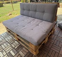 Zwei Paletten Sofas 