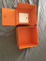 Boîte Hermès Paris orange, état neuf, emballage cadeau.