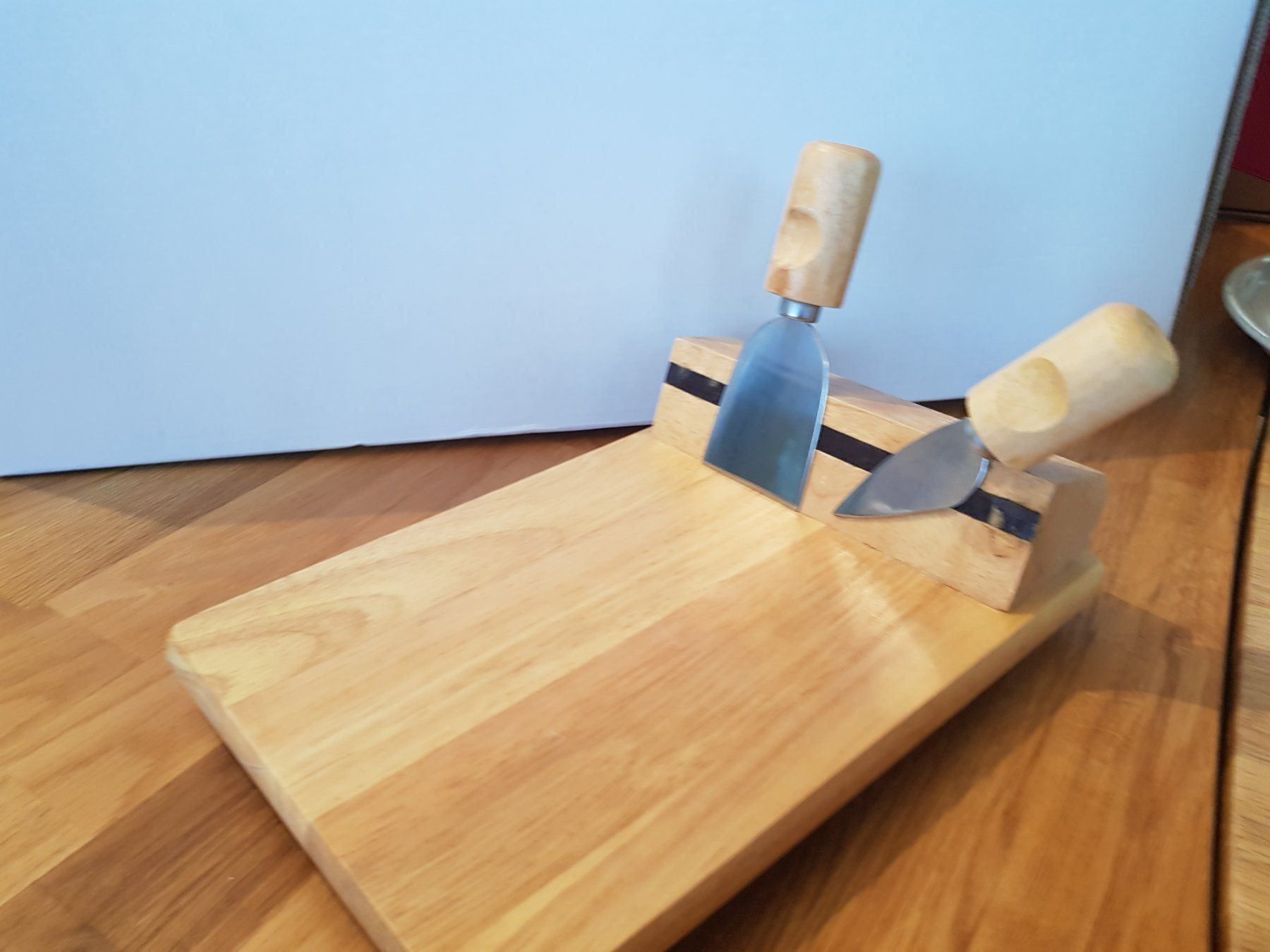 Articoli in legno: Käse-Brett mit zwei Messern – Nuovo (secondo la descrizione) da St. Gallen venduto da chilly81