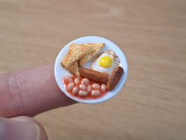 Baked Beans mit Spiegelei, würstli und Toast, Maileg