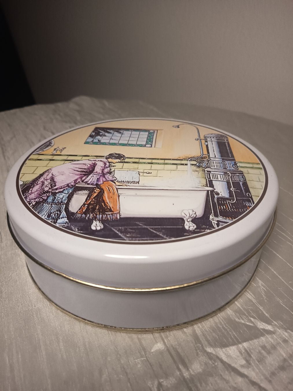 Altro in Decorazioni & Accessori: Blechdose mit Deckel Motiv Badezimmer gebraucht – Usato da Wangen b. Olten venduto da crea_look 1