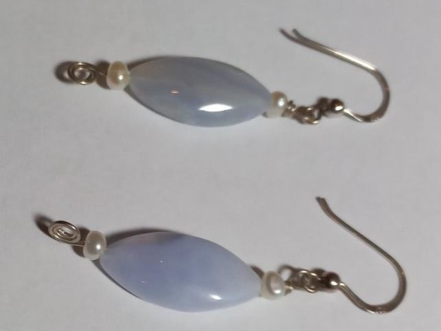 Orecchini pendenti & Orecchini a lobo: Chalzedon Ohrhänger mit Süsswasser Perlen. Silber 925 – Nuovo e nell'imballaggio originale da Winistorf venduto da acreativ