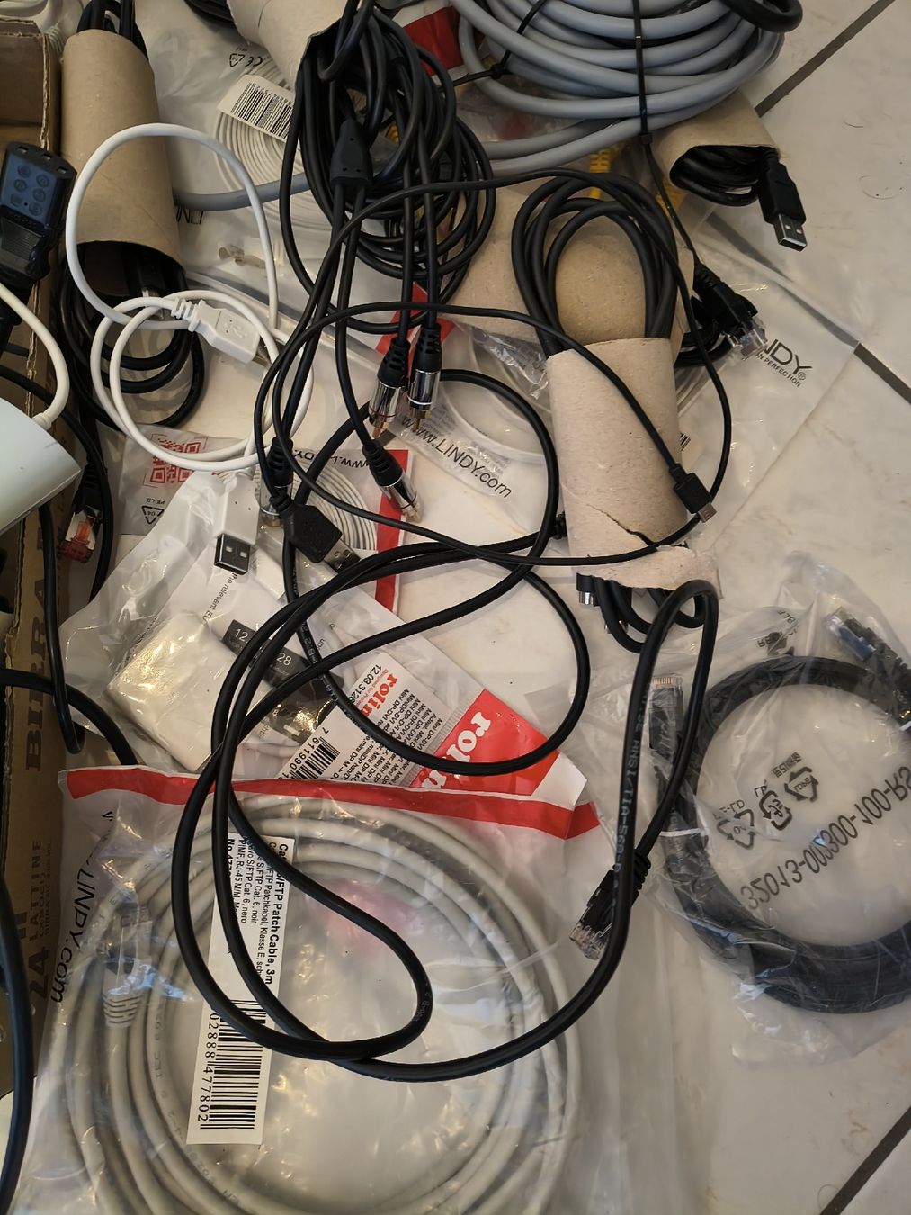 Componenti elettronici: Collection of Various Cables! – Usato da Zürich venduto da TrainLine 2