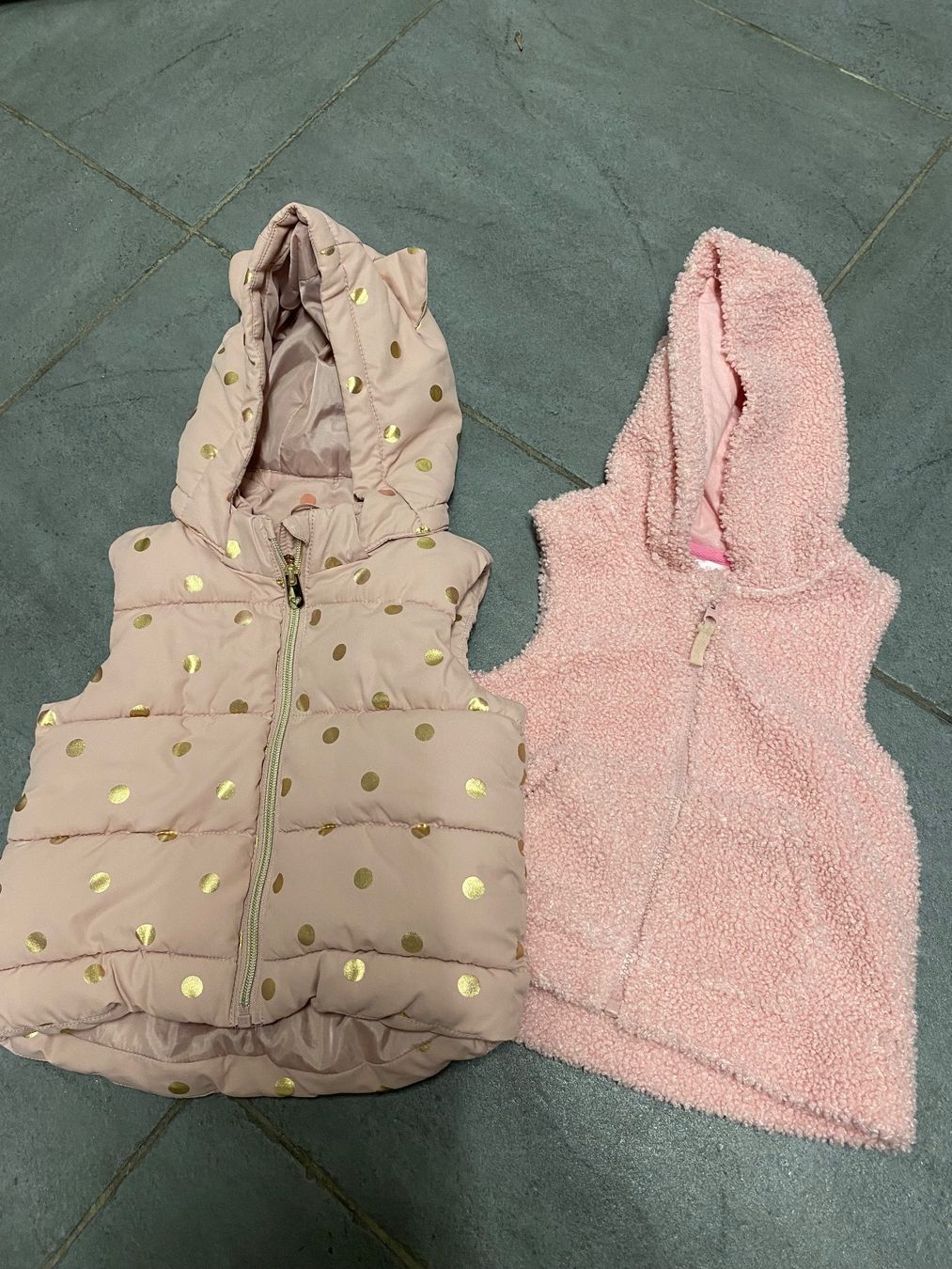 Kleiderpakete & -sets: Kindergilets Gr.86 – Gebraucht aus Haag (Rheintal) von 2026Top 1